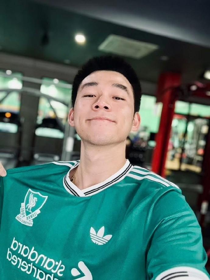 开云下载-昆拉武特更新社媒,身穿最新款利物浦二客球衣