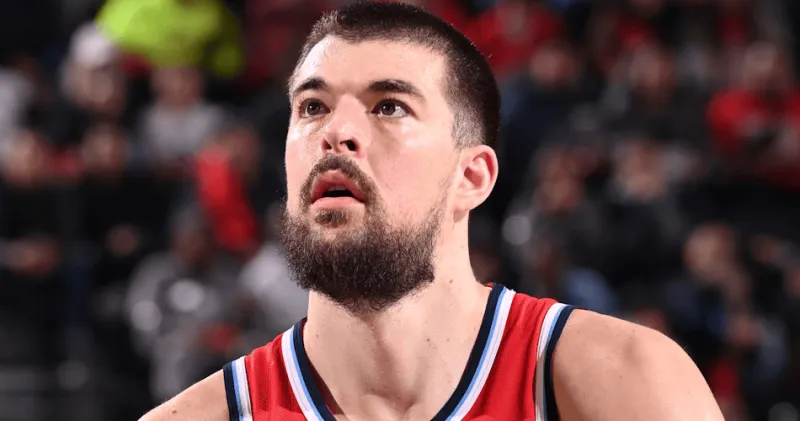 开云下载-祖巴茨全场出战38分钟，10中7得到16分14篮板2助攻