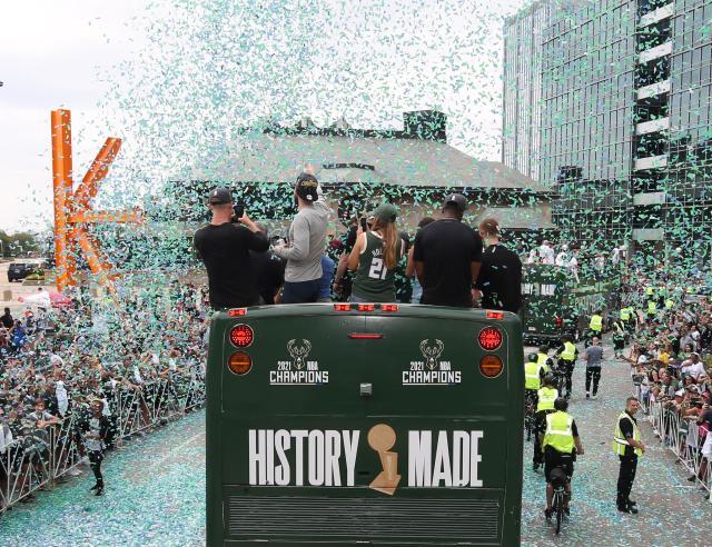 开云官网下载-等待了半世纪的狂欢！密尔沃基万人空巷庆雄鹿登顶